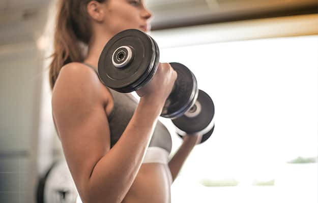 Woman-in-Gray-Sports-Bra-Holding-Black-Dumbbell-Hyperbaric-Oxygen-Therapy-For-Wound-Healing-How-Does-It-Work